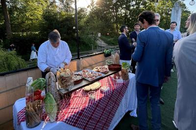 Plateau de mini-sandwichs variés, verrines et décorations florales comestibles, présenté sur une table.