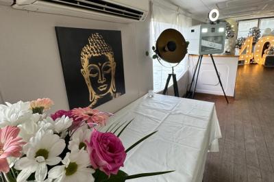 Plateau de mini-sandwichs variés, verrines et décorations florales comestibles, présenté sur une table.