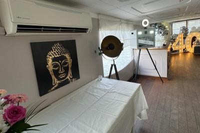 Plateau de mini-sandwichs variés, verrines et décorations florales comestibles, présenté sur une table.