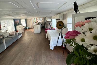 Plateau de mini-sandwichs variés, verrines et décorations florales comestibles, présenté sur une table.