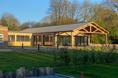 Présentoirs de lunettes de soleil exposés dans une salle lumineuse avec vue sur un espace extérieur verdoyant.