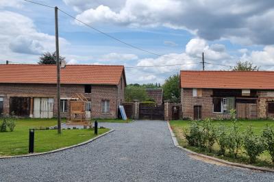 Présentoirs de lunettes de soleil exposés dans une salle lumineuse avec vue sur un espace extérieur verdoyant.