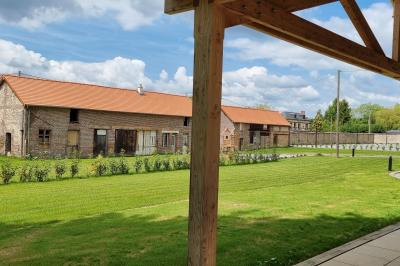 Présentoirs de lunettes de soleil exposés dans une salle lumineuse avec vue sur un espace extérieur verdoyant.