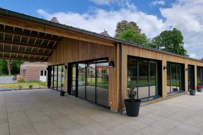 Présentoirs de lunettes de soleil exposés dans une salle lumineuse avec vue sur un espace extérieur verdoyant.