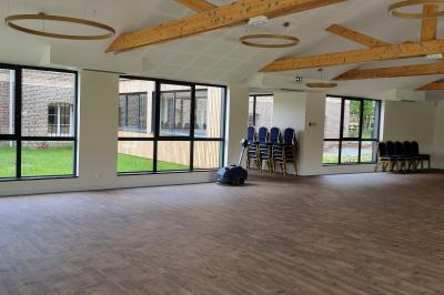 Présentoirs de lunettes de soleil exposés dans une salle lumineuse avec vue sur un espace extérieur verdoyant.