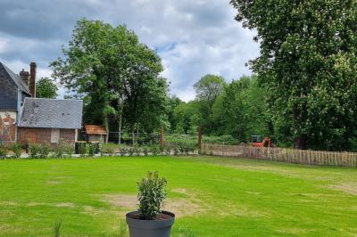 Présentoirs de lunettes de soleil exposés dans une salle lumineuse avec vue sur un espace extérieur verdoyant.