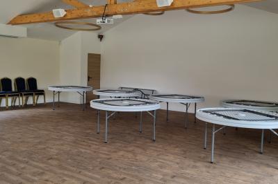 Présentoirs de lunettes de soleil exposés dans une salle lumineuse avec vue sur un espace extérieur verdoyant.