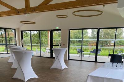 Présentoirs de lunettes de soleil exposés dans une salle lumineuse avec vue sur un espace extérieur verdoyant.