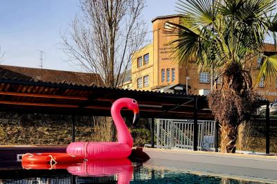 Groupe de personnes réunies dans un bar extérieur animé avec terrasse, palmiers et guirlandes lumineuses.