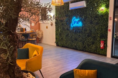 Miniature Location salle Déville-lès-Rouen (Seine-Maritime) - La Casa Caliente #8 Comptoir en bois avec tabourets colorés, décor tropical et luminaires en osier dans un bar lumineux.