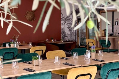 Miniature Location salle Déville-lès-Rouen (Seine-Maritime) - La Casa Caliente #11 Comptoir en bois avec tabourets colorés, décor tropical et luminaires en osier dans un bar lumineux.