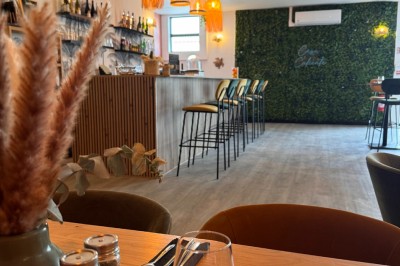 Miniature Location salle Déville-lès-Rouen (Seine-Maritime) - La Casa Caliente #10 Comptoir en bois avec tabourets colorés, décor tropical et luminaires en osier dans un bar lumineux.