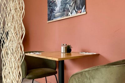 Miniature Location salle Déville-lès-Rouen (Seine-Maritime) - La Casa Caliente #14 Comptoir en bois avec tabourets colorés, décor tropical et luminaires en osier dans un bar lumineux.