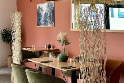 Miniature Location salle Déville-lès-Rouen (Seine-Maritime) - La Casa Caliente #13 Comptoir en bois avec tabourets colorés, décor tropical et luminaires en osier dans un bar lumineux.