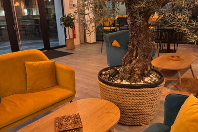 Miniature Location salle Déville-lès-Rouen (Seine-Maritime) - La Casa Caliente #6 Comptoir en bois avec tabourets colorés, décor tropical et luminaires en osier dans un bar lumineux.