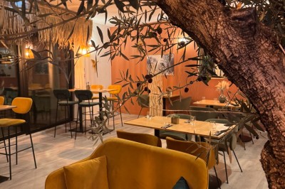 Miniature Location salle Déville-lès-Rouen (Seine-Maritime) - La Casa Caliente #5 Comptoir en bois avec tabourets colorés, décor tropical et luminaires en osier dans un bar lumineux.