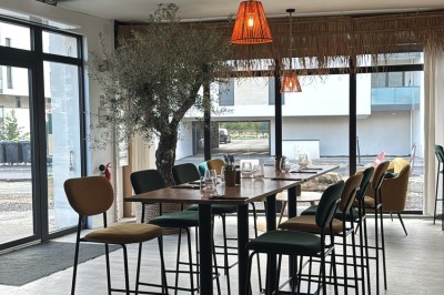 Miniature Location salle Déville-lès-Rouen (Seine-Maritime) - La Casa Caliente #3 Comptoir en bois avec tabourets colorés, décor tropical et luminaires en osier dans un bar lumineux.