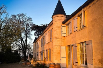 Miniature Location salle Tresses (Gironde) - Château Sénailhac #2 Lampe solaire de jardin en gros plan, éclairant un chemin bordé de feuilles mortes dans un parc au coucher du soleil.