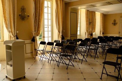 Miniature Location salle Tresses (Gironde) - Château Sénailhac #9 Façade claire avec volets blancs, lanterne en fer forgé et jardinières de fleurs roses en premier plan.