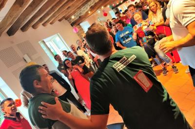 Miniature Social Bar #3 Une personne tient un jeu coloré avec une roue et des compartiments, marqué ’Le Social Bar’.