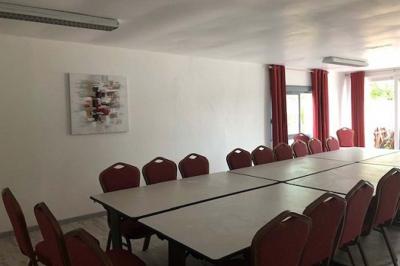 Rondin de bois gravé ’Chantal’ avec des cœurs, posé sur une serviette blanche avec une branche d'olivier.