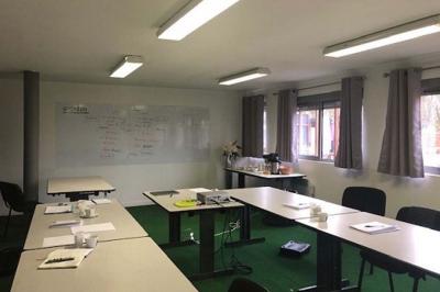 Rondin de bois gravé ’Chantal’ avec des cœurs, posé sur une serviette blanche avec une branche d'olivier.