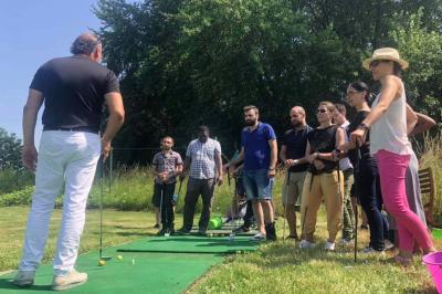 Rondin de bois gravé ’Chantal’ avec des cœurs, posé sur une serviette blanche avec une branche d'olivier.
