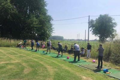 Rondin de bois gravé ’Chantal’ avec des cœurs, posé sur une serviette blanche avec une branche d'olivier.