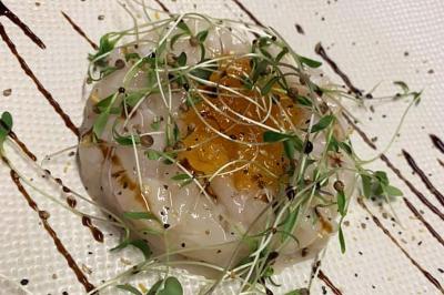 Rondin de bois gravé ’Chantal’ avec des cœurs, posé sur une serviette blanche avec une branche d'olivier.