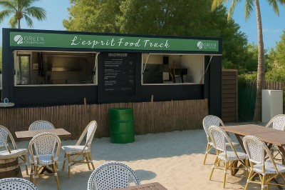 Gâteau rectangulaire décoré de fruits rouges et de cœurs en sucre, posé sur une table en bois.