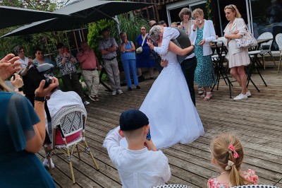 Gâteau rectangulaire décoré de fruits rouges et de cœurs en sucre, posé sur une table en bois.