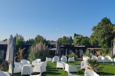 Gâteau rectangulaire décoré de fruits rouges et de cœurs en sucre, posé sur une table en bois.
