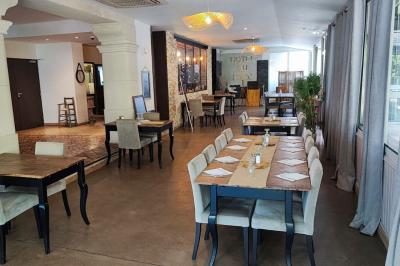 Jardin verdoyant avec pelouse, arbres et buissons, entourant une petite clairière circulaire en béton.