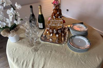Cour intérieure aménagée avec des poufs colorés, des tables en bois et des guirlandes lumineuses suspendues.