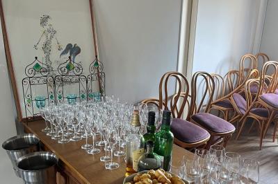 Cour intérieure aménagée avec des poufs colorés, des tables en bois et des guirlandes lumineuses suspendues.