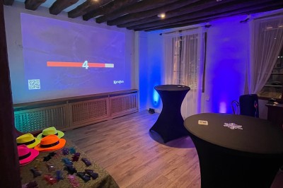 Façade d'un restaurant traditionnel avec volets verts, enseigne ’Au Petit Chez Soi’, entouré de végétation.