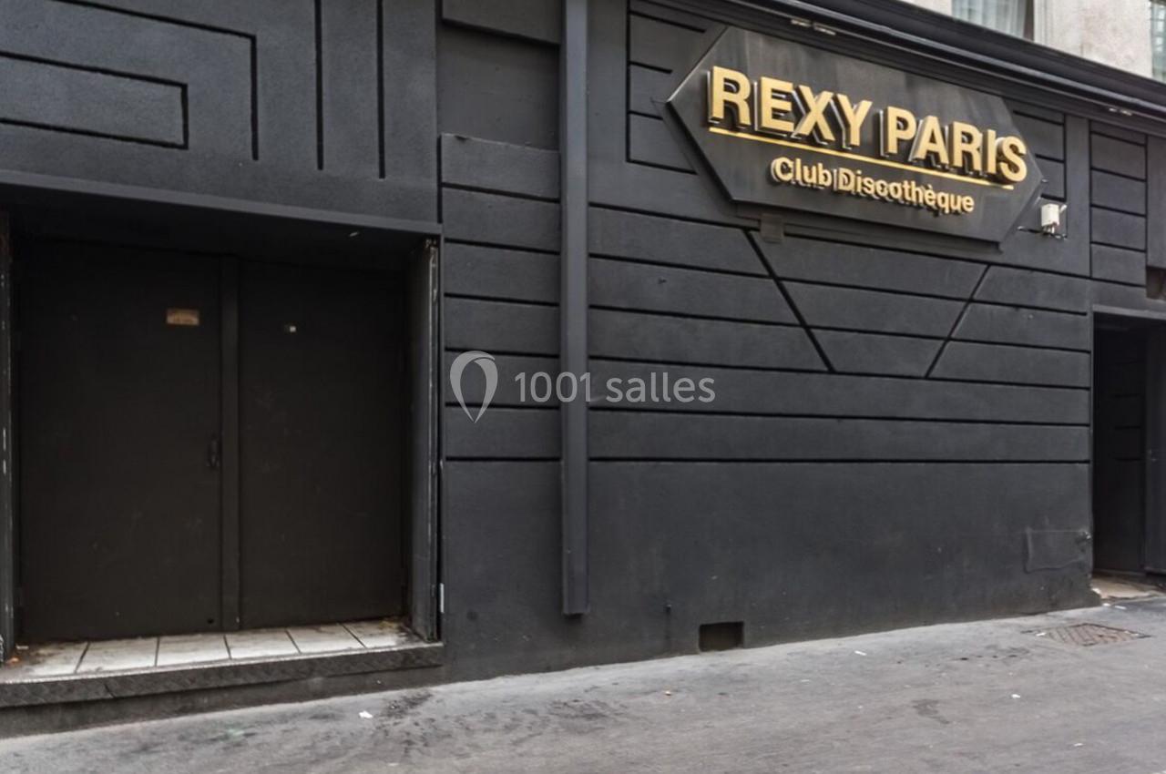 Façade noire d'une discothèque avec une enseigne dorée indiquant ’Rexy Paris Club/Discothèque’.