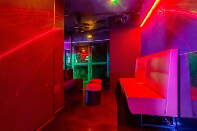 Façade noire d'une discothèque avec une enseigne dorée indiquant ’Rexy Paris’ et une porte d'entrée fermée.