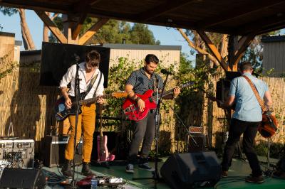Structure de jeux colorée avec toboggans multiples, située sur un sol en gravier sous un ciel dégagé.