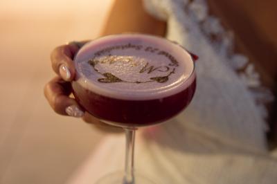 Structure de jeux colorée avec toboggans multiples, située sur un sol en gravier sous un ciel dégagé.