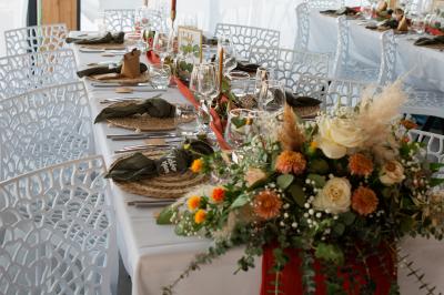Structure de jeux colorée avec toboggans multiples, située sur un sol en gravier sous un ciel dégagé.