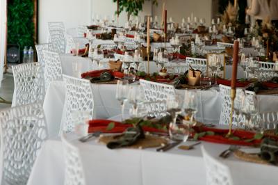 Structure de jeux colorée avec toboggans multiples, située sur un sol en gravier sous un ciel dégagé.