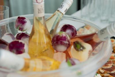 Structure de jeux colorée avec toboggans multiples, située sur un sol en gravier sous un ciel dégagé.