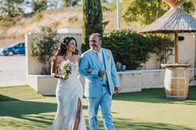 Une personne tranche un filet de saumon sur une planche en bois, avec des toasts préparés en premier plan.
