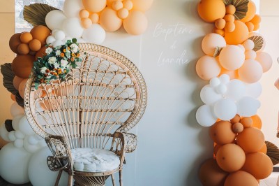 Une personne tranche un filet de saumon sur une planche en bois, avec des toasts préparés en premier plan.