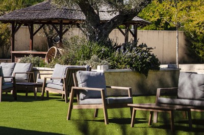 Une personne tranche un filet de saumon sur une planche en bois, avec des toasts préparés en premier plan.