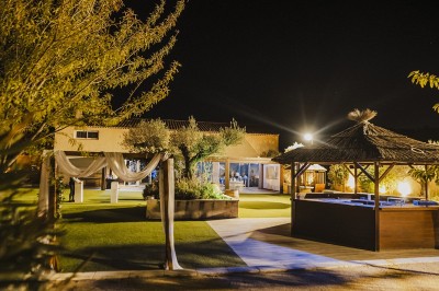 Une personne tranche un filet de saumon sur une planche en bois, avec des toasts préparés en premier plan.