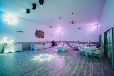 Une personne tranche un filet de saumon sur une planche en bois, avec des toasts préparés en premier plan.