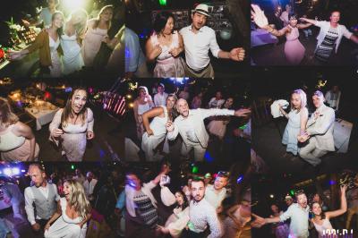 Des personnes assises à l'extérieur, regardant une présentation projetée sur un écran sous des guirlandes lumineuses.