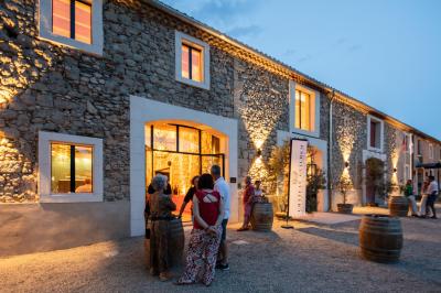 Un marié aide sa partenaire en robe de mariée à sortir d'une voiture ancienne décorée pour un mariage.